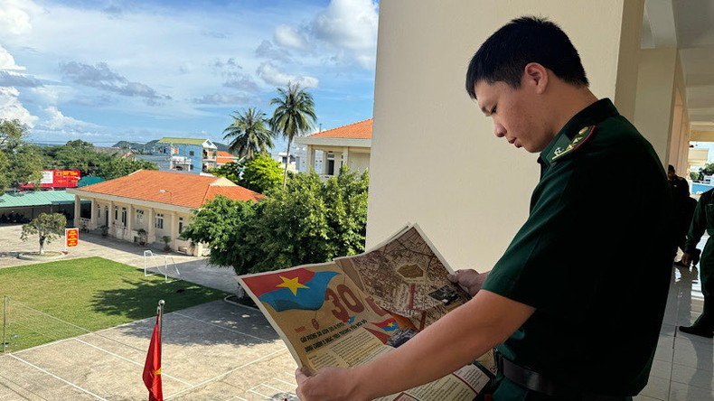 El teniente Nguyen Dinh Thuong lee el documento.