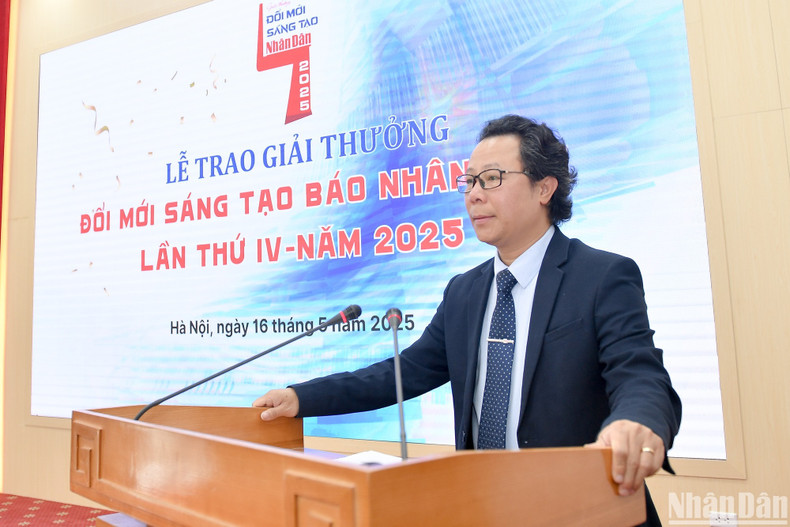 Vu Mai Hoang, miembro del Comité Permanente del Comité del Partido y presidente del Consejo de Selección de los Premios a la Innovación 2025 del periódico Nhan Dan, habla en el evento.