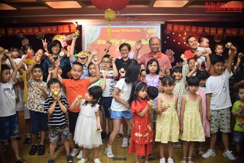 El embajador de Vietnam en Francia, Dinh Toan Thang, su esposa y la representante permanente de Hanói ante la Unesco, Le Thi Hong Van, con los niños. El embajador de Vietnam en Francia, Dinh Toan Thang, su esposa y la representante permanente de Hanói ante la Unesco, Le Thi Hong Van, con los niños.