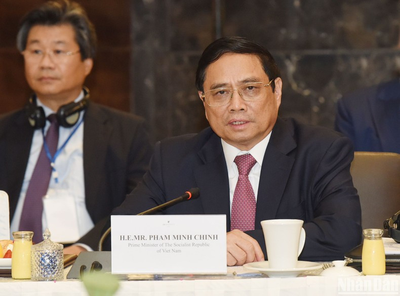 En la tarde del mismo día, el premier Pham Minh Chinh sostiene conversaciones con asociaciones empresariales y grandes corporaciones de Corea del Sur. En la tarde del mismo día, el premier Pham Minh Chinh sostiene conversaciones con asociaciones empresariales y grandes corporaciones de Corea del Sur.