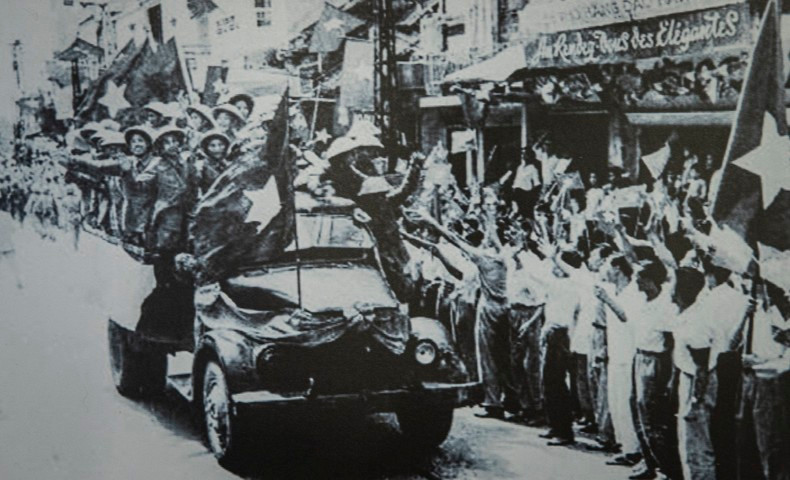 El pueblo de Hanói da la bienvenida a los soldados que toman control de la capital, el 10 de octubre de 1954. El pueblo de Hanói da la bienvenida a los soldados que toman control de la capital, el 10 de octubre de 1954.