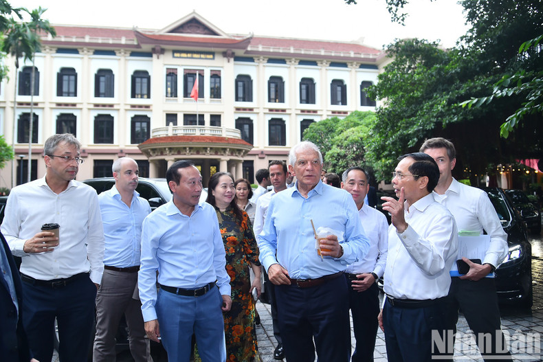 Los delegados en el campus del Museo de Bellas Artes de Vietnam.