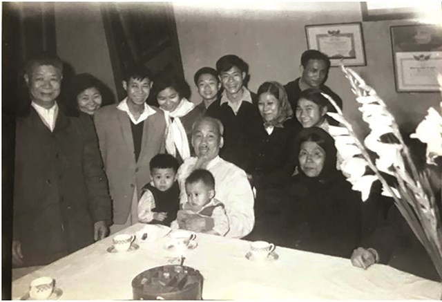 El tío Ho extendió las felicitaciones y los mejores deseos por el Tet a la familia de Nguyen Van Thuc, un burgués nacional, el 24 de enero de 1963. (Fotografía: Museo de Ho Chi Minh)