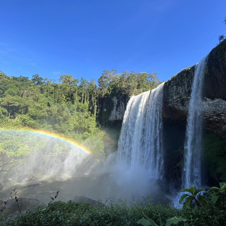 Vista de lejos, la cascada Hang En es como una tira de seda plateada, brillante y resplandeciente entre las verdes montañas.