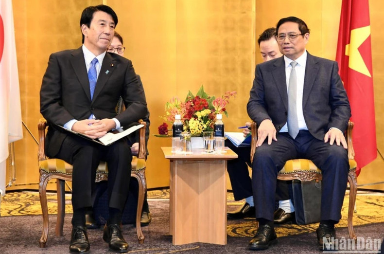 El primer ministro de Vietnam, Pham Minh Chinh, y el ministro de Economía, Comercio e Industria de Japón, Ken Saito.