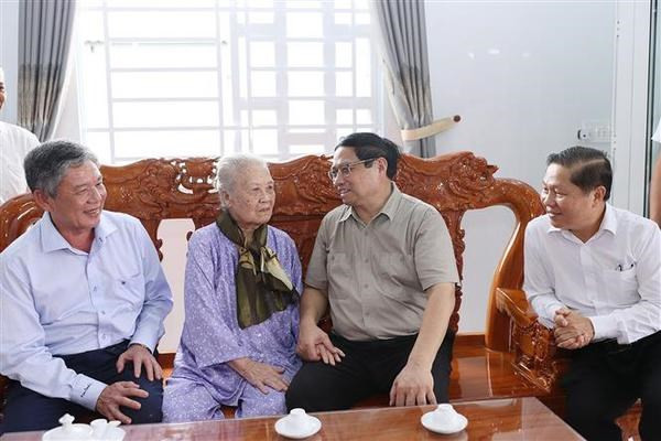 El premier Pham Minh Chinh visita la heroica madre vietnamita Tran Thi Nhut. El premier Pham Minh Chinh visita la heroica madre vietnamita Tran Thi Nhut.