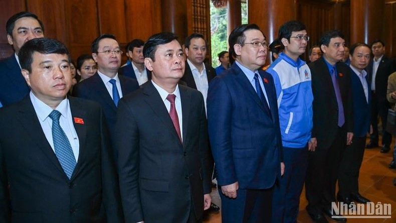En una atmósfera solemne, los delegados rinden homenaje al prócer de la Revolución nacional. En una atmósfera solemne, los delegados rinden homenaje al prócer de la Revolución nacional.
