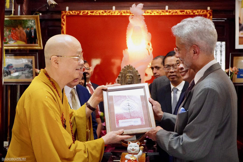 En el encuentro, el Venerable Thich Thanh Nha entregó a los cancilleres dos hojas de Bodhi artísticamente elaboradas. El invitado indio otorgó a la pagoda Tran Quoc una hoja de Bodhi extraída del árbol Bodhi en la ciudad de Bodhgaya.
