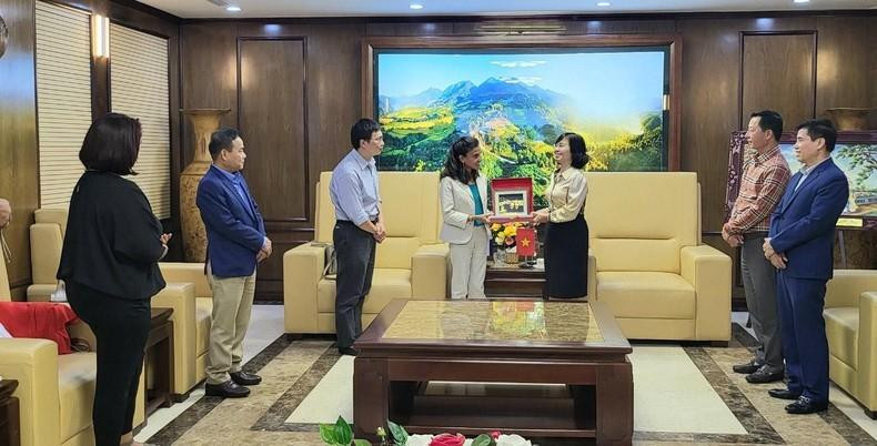 La subsecretaria del Comité del Partido Comunista de Vietnam en Quang Ninh entrega un regalo de recuerdo a delegación del diario Granma. La subsecretaria del Comité del Partido Comunista de Vietnam en Quang Ninh entrega un regalo de recuerdo a delegación del diario Granma.