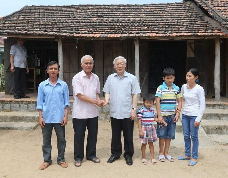 El secretario general Nguyen Phu Trong visita a la familia de Nguyen Coi, un hogar pobre en la comuna de Dien Dien, distrito de Dien Khanh, provincia de Khanh Hoa, el 4 de mayo de 2016.