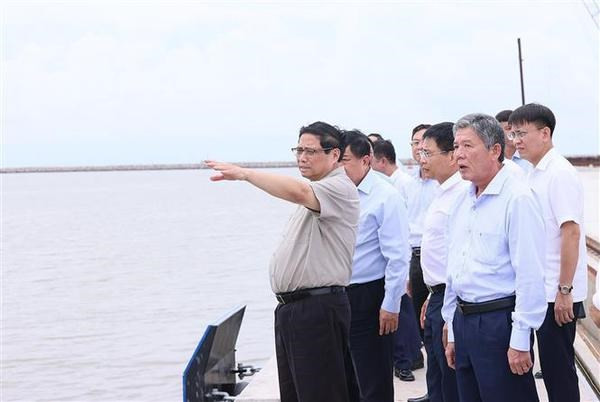 El primer ministro, Pham Minh Chinh, y su comitiva inspeccionan la zona económica de Dinh An. El primer ministro, Pham Minh Chinh, y su comitiva inspeccionan la zona económica de Dinh An.