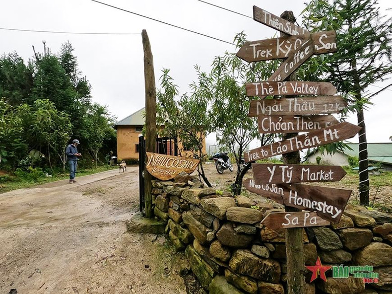 Un sitio para que los visitantes tomen fotos de recuerdo de esta tierra montañosa. Un sitio para que los visitantes tomen fotos de recuerdo de esta tierra montañosa.