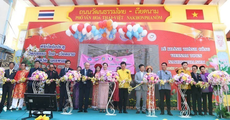 Ceremonia de inauguración de la puerta cultural Tailandia-Vietnam, ubicada en la calle Nittayo, una importante vía de la provincia de Nakhon Phanom (10 de octubre de 2024).