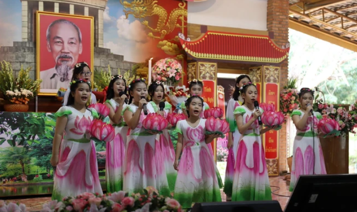 El espectáculo sobre el Presidente Ho Chi Minh realizado por las niñas vietnamitas residentes en Tailandia.