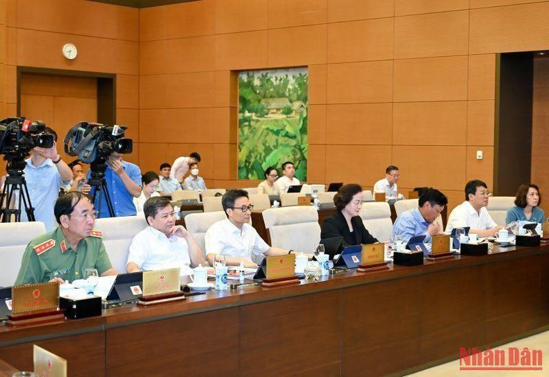 El viceprimer ministro Vu Duc Dam y otros dirigentes de ministerios y sectores asistentes al evento. El viceprimer ministro Vu Duc Dam y otros dirigentes de ministerios y sectores asistentes al evento.