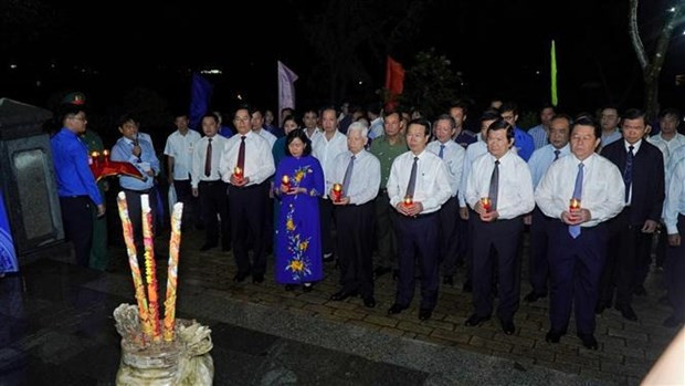 El presidente vietnamita Vo Van Thuong y otros exdirigentes del Partido y del Estado rindieron homenaje en el cementerio de Hang Duong. El presidente vietnamita Vo Van Thuong y otros exdirigentes del Partido y del Estado rindieron homenaje en el cementerio de Hang Duong.