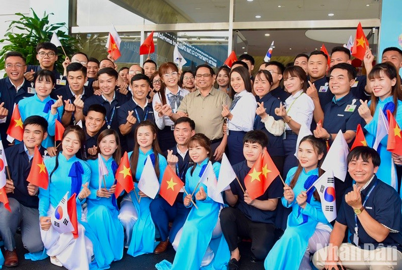 El premier Pham Minh Chinh con directivos y empleados de Samsung Electronics Vietnam. El premier Pham Minh Chinh con directivos y empleados de Samsung Electronics Vietnam.