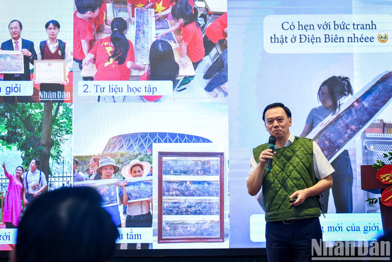 El periodista Ngo Viet Anh, jefe adjunto de la Redacción Nhan Dan Digital, expone sobre el proyecto: &quot;Campaña de divulgación sobre el 70 aniversario de la Victoria de Dien Bien Phu y la exposición de pintura panorámica del ese evento histórico&quot;.