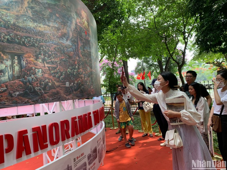 Los lectores escanean el código QR en la pintura panorámica. Los lectores escanean el código QR en la pintura panorámica.