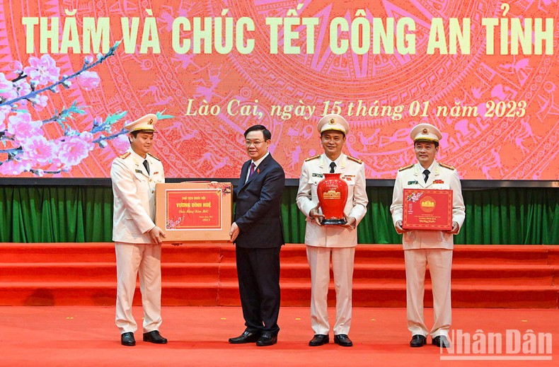 Dinh Hue entrega obsequios a los oficiales y agentes.