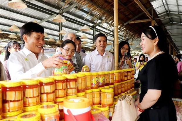 Chao Mon: un famoso producto OCOP de la provincia de Vinh Long se exhibe y presenta en la aldea My Khanh. (Foto: VNA)
