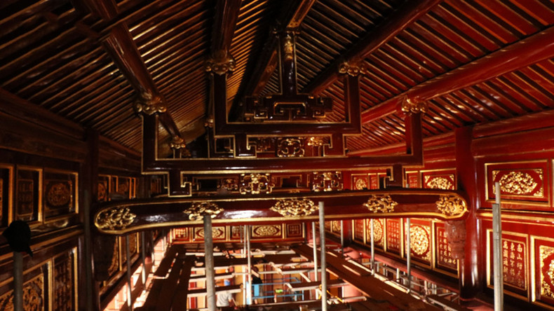 Reparar sistemas de marcos, techos, paredes y puertas de madera.