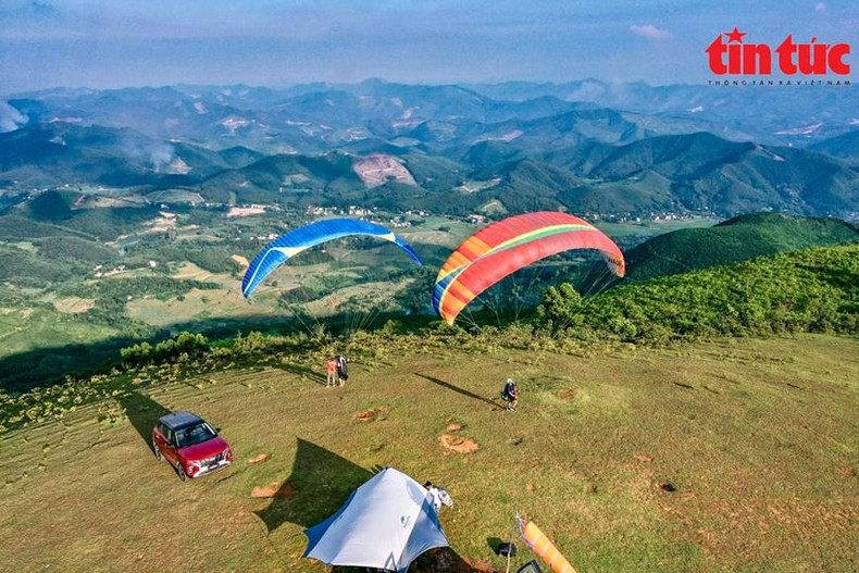 Para practicar parapente, los factores más importantes siguen siendo el clima y el viento, seguido por el equipo y las habilidades del piloto. (Foto: VNA)