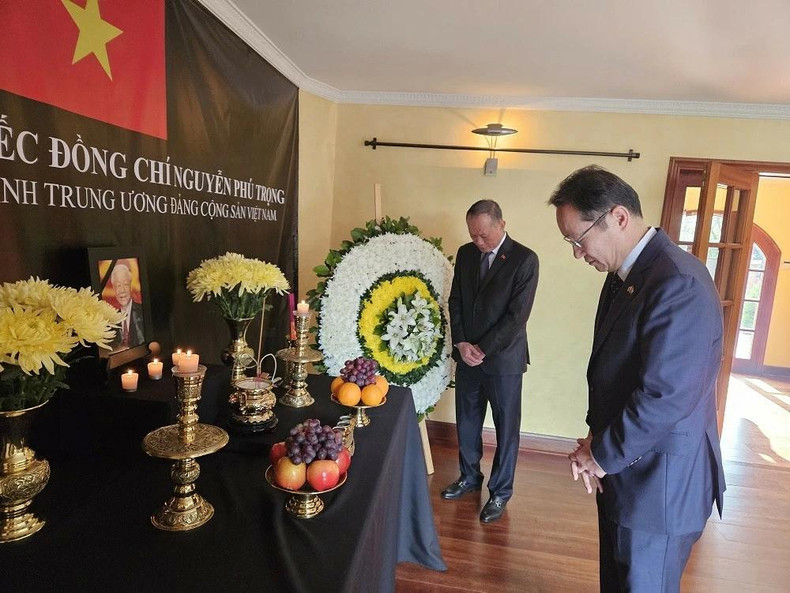 El embajador de Corea del Sur en Chile, Hak Yae Kim, se despide del líder vietnamita.