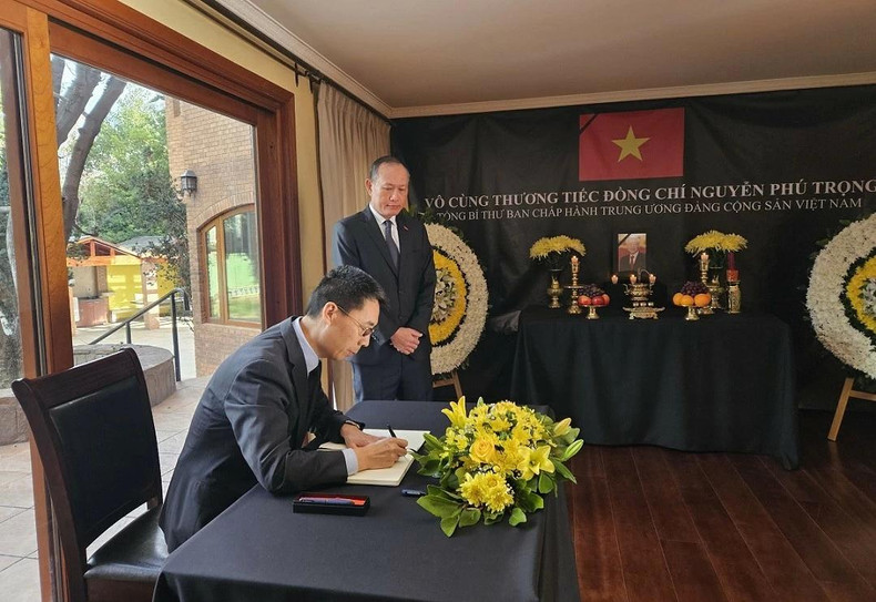 El embajador chino en Chile, Niu Qingbao, escribe en el libro de condolencias.