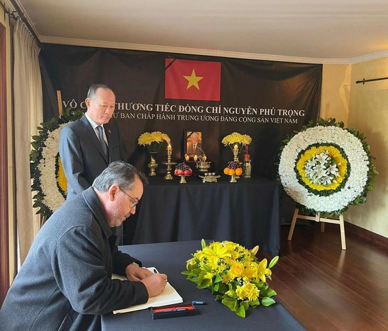Representante del Ministerio de Relaciones Exteriores de Chile presenta sus respetos al dirigente partidista vietnamita.