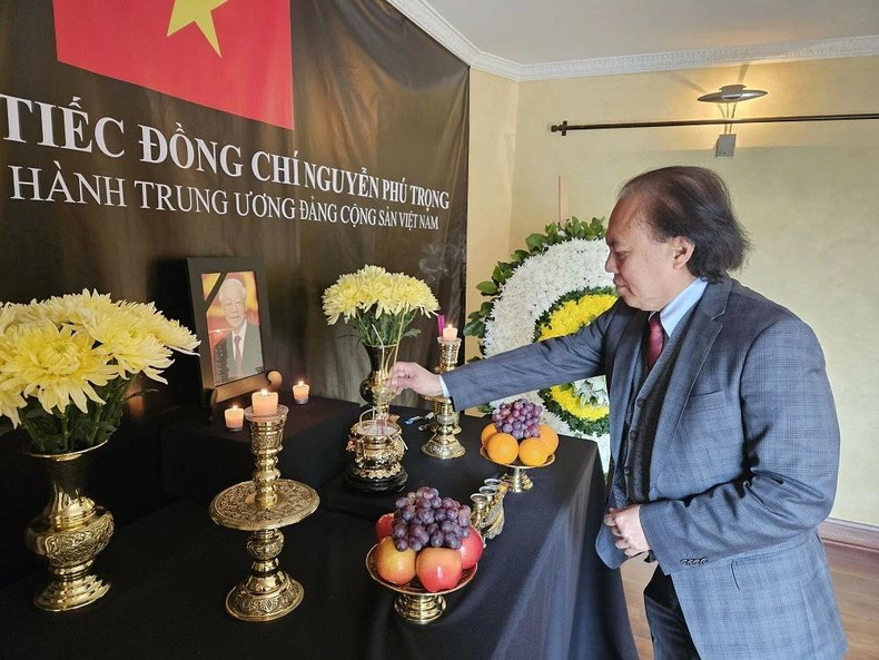 El embajador de Indonesia en Chile, Muhammad Anshor, rinde tributo al secretario general Nguyen Phu Trong.