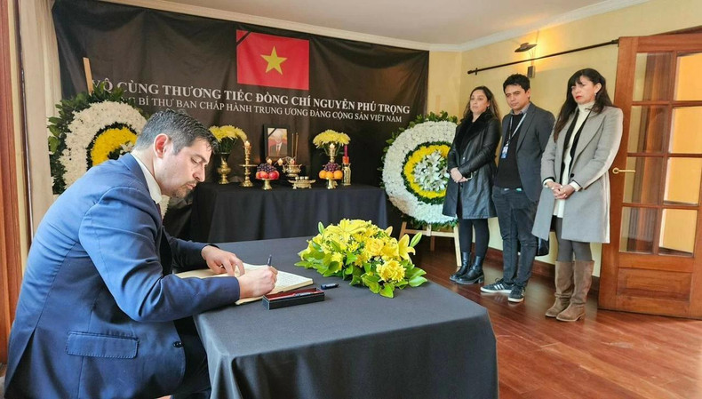 El jefe de distrito de Cerro Navia rinde homenaje al secretario general Nguyen Phu Trong.