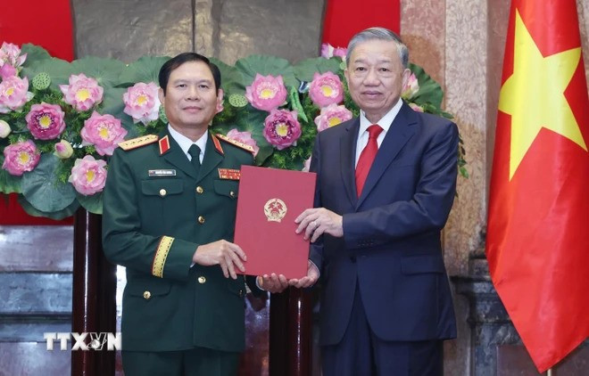 El secretario general del Partido Comunista y presidente de Vietnam, To Lam, entrega la decisión de promoción al rango de general a Nguyen Tan Cuong, jefe del Estado Mayor General del Ejército. (Foto: VNA) El secretario general del Partido Comunista y presidente de Vietnam, To Lam, entrega la decisión de promoción al rango de general a Nguyen Tan Cuong, jefe del Estado Mayor General del Ejército. (Foto: VNA)