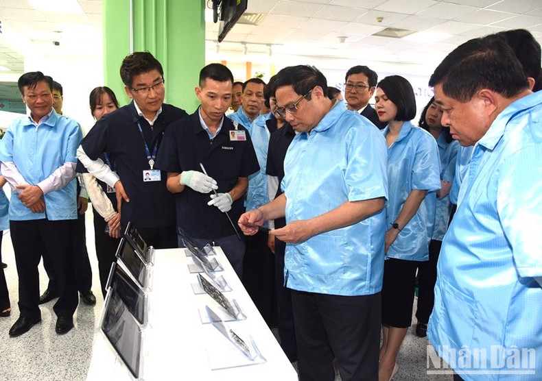 Minh Chinh observa la línea de producción de equipos electrónicos de Samsung Electronics Vietnam. Minh Chinh observa la línea de producción de equipos electrónicos de Samsung Electronics Vietnam.