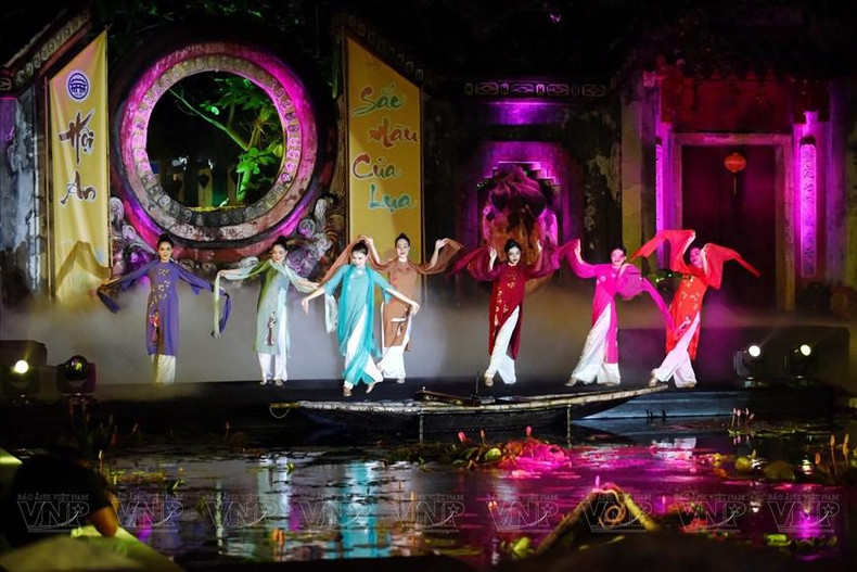 La suavidad y la elegancia de la seda crean la belleza única de la mujer de esta región. La suavidad y la elegancia de la seda crean la belleza única de la mujer de esta región.