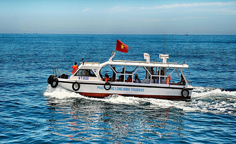 Los visitantes viajan en un bote con fondo de cristal para recorrer la bahía de manera más interesante. Los visitantes viajan en un bote con fondo de cristal para recorrer la bahía de manera más interesante.