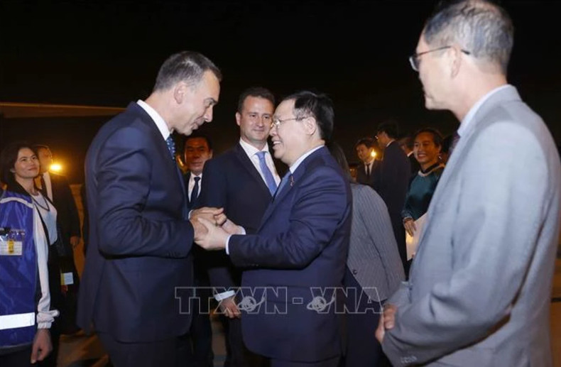 Dimitar Nikolov despide a Dinh Hue.