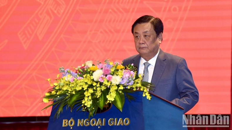 El ministro de Agricultura y Desarrollo Rural, Le Minh Hoan, hace una presentación en el evento. El ministro de Agricultura y Desarrollo Rural, Le Minh Hoan, hace una presentación en el evento.