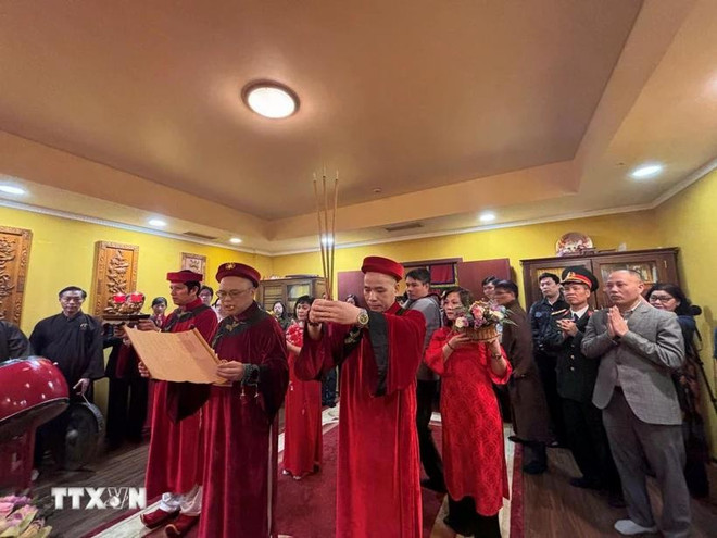 Los vietnamitas residentes en Rusia ofrecen inciensos a los Reyes Hung (Foto: VNA)