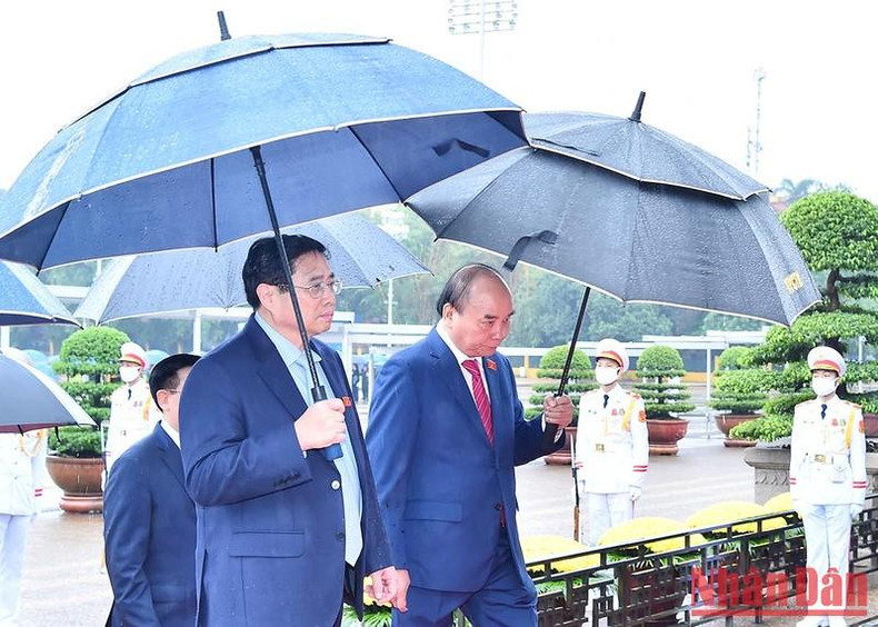 El mandatario Nguyen Xuan Phuc y el primer ministro Pham Minh Chinh rinden homenaje al Presidente Ho Chi Minh. El mandatario Nguyen Xuan Phuc y el primer ministro Pham Minh Chinh rinden homenaje al Presidente Ho Chi Minh.
