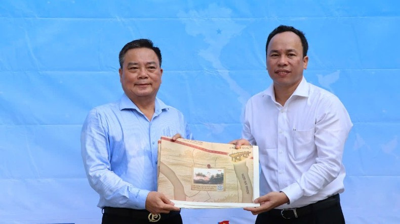En la mañana del 28 de abril, representantes de la corresponsalía del periódico Nhan Dan en Dong Nai entregan 600 ejemplares del suplemento a la escuela secundaria especializada Luong The Vinh. En la mañana del 28 de abril, representantes de la corresponsalía del periódico Nhan Dan en Dong Nai entregan 600 ejemplares del suplemento a la escuela secundaria especializada Luong The Vinh.