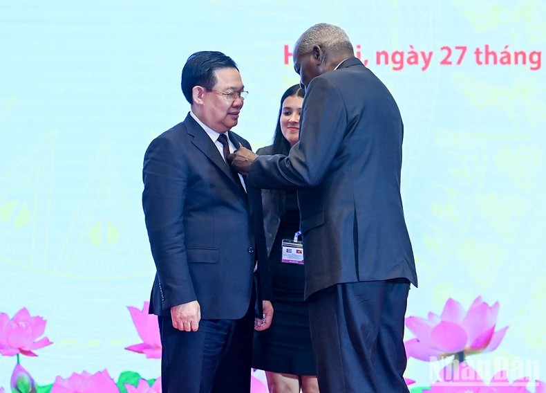 Esteban Lazo hace entrega de la Orden Nacional de Mérito Carlos Manuel de Cespedes a su par vietnamita. Esteban Lazo hace entrega de la Orden Nacional de Mérito Carlos Manuel de Cespedes a su par vietnamita.