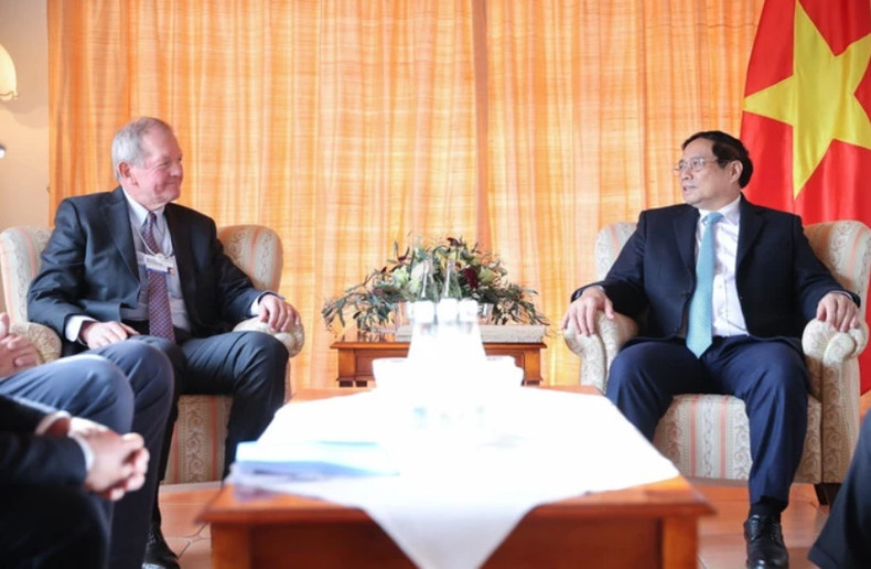 El primer ministro de Vietnam, Pham Minh Chinh, dialoga con Marcus Wallenberg, presidente de la Junta Directiva de SEB. El primer ministro de Vietnam, Pham Minh Chinh, dialoga con Marcus Wallenberg, presidente de la Junta Directiva de SEB.