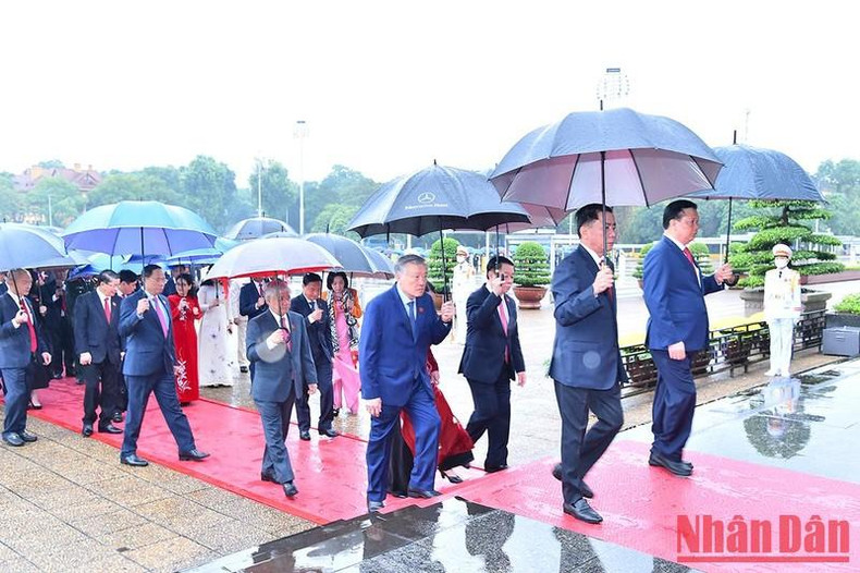 Otros dirigentes del Partido, el Estado y el Parlamento entran al Mausoleo para rendir homenaje al Presidente Ho Chi Minh. Otros dirigentes del Partido, el Estado y el Parlamento entran al Mausoleo para rendir homenaje al Presidente Ho Chi Minh.
