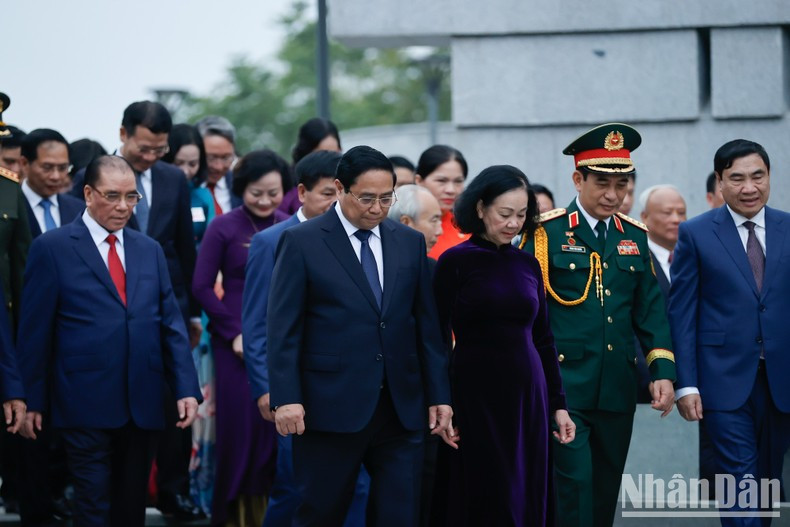 Los dirigentes actuales y anteriores del Partido y del Estado, guardan un minuto de silencio en homenaje a los héroes y mártires. Los dirigentes actuales y anteriores del Partido y del Estado, guardan un minuto de silencio en homenaje a los héroes y mártires.