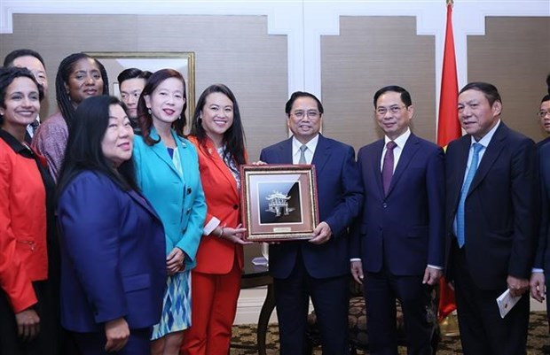 El primer ministro Pham Minh Chinh presenta una imagen del Templo de la Literatura a la delegación política estadounidense. El primer ministro Pham Minh Chinh presenta una imagen del Templo de la Literatura a la delegación política estadounidense.