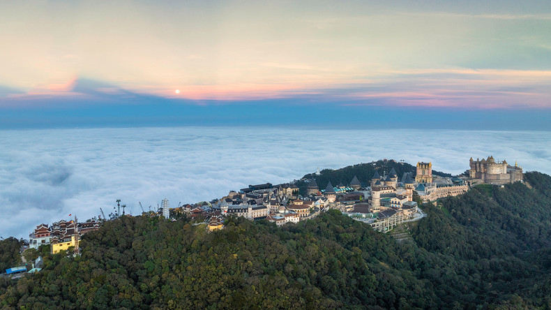 Vista aérea de la cima Ba Na en medio del mar de nubes blancas. Vista aérea de la cima Ba Na en medio del mar de nubes blancas.