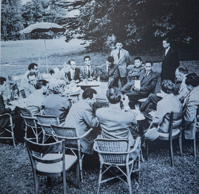 El jefe de la delegación de la República Democrática de Vietnam, Pham Van Dong, responde a periodistas internacionales sobre los resultados de la Conferencia de Ginebra. El jefe de la delegación de la República Democrática de Vietnam, Pham Van Dong, responde a periodistas internacionales sobre los resultados de la Conferencia de Ginebra.