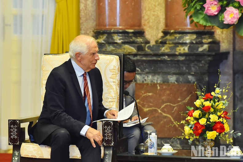 Josep Borell habla en la cita.