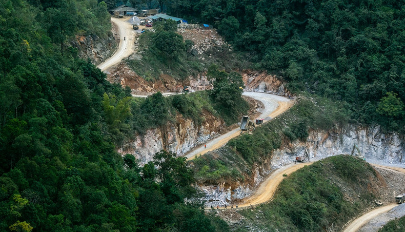 Recientemente, el Ministerio de Transporte autorizó una inversión de más de 1,6 millones de dólares para reparar y gestionar puntos potencialmente inseguros en el paso de Khau Coc Cha.